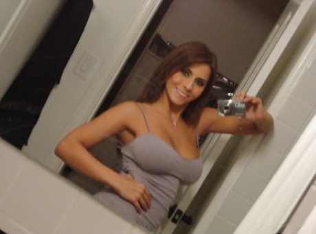 Горячая бывшая девушка Мэдисон Айви обнажает красивые дыни и шикарную задницу, делая селфи картинка 3