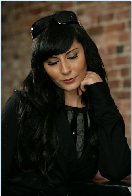 Вульгарная брюнетка Мэдисон Айви раздевается в юбке и на каблуках в баре картинка 9