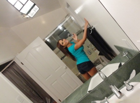 Любительская красотка Мэдисон Айви обнажает свое соблазнительное тело и представляет себя картинка 2