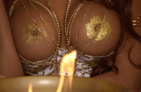 Брюнетка с большими сиськами Мэдисон раздвигает свою тугую киску и большую задницу картинка 7