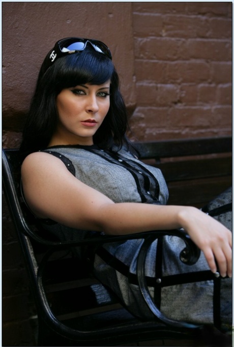 Вульгарная брюнетка Мэдисон Айви раздевается в юбке и на каблуках в баре картинка 15