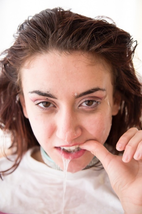 Проколотая Мэнди Мьюз с косичками ест сперму, поигрывая тугой попкой с дилдо картинка 15