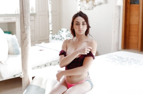 Молоденькая куколка Мэнди Мьюз дрочит свою киску и жопу крупным планом картинка 7