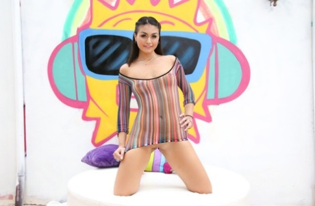 Двум соблазнительным милашкам Мэнди и Кайли нравится демонстрировать свои киски картинка 12