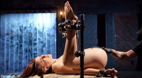 Мэнди Мьюз находится в жестком рабстве, пока ее пытают и мастурбируют картинка 15