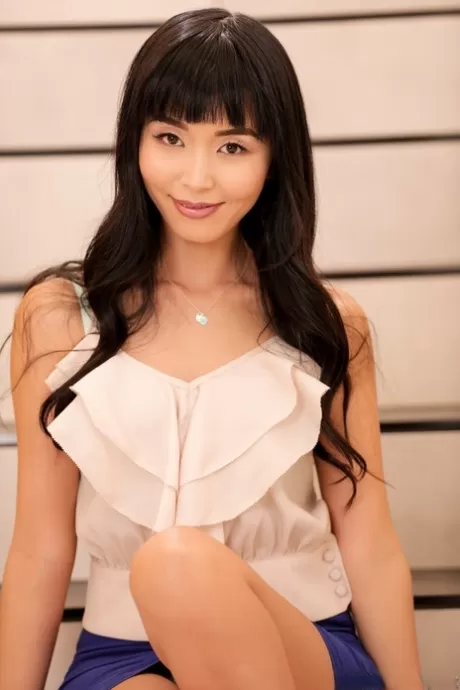 Привлекательная азиатская старлетка Марика Хасэ раздвигает свою тугую розовую щелочку картинка 2