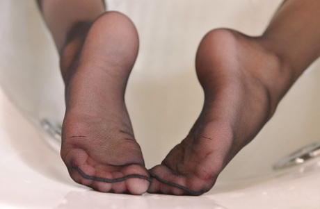 Сексуальная брюнетка-соло-модель Меган Рейн позирует топлесс в колготках картинка 9