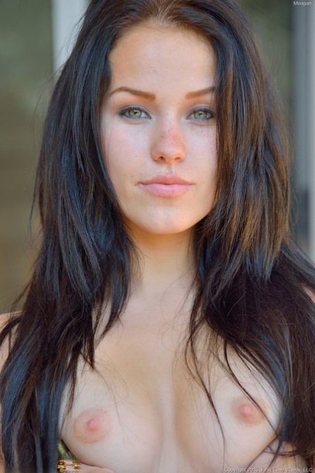 Молоденькая брюнетка с симпатичным личиком широко раздвигает пизду и дрочит анус пальцами картинка 13