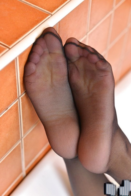 Симпатичная соло-красотка Меган Рейн лижет свои собственные пальчики, обтянутые нейлоном картинка 7