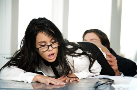 Брюнетка-порнозвезда Меган Рейн, украшенная очками, занимается жестким сексом в офисе картинка 3