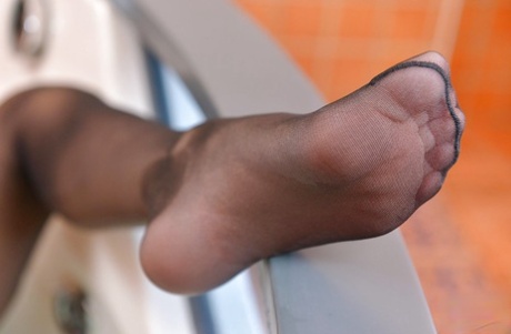 Сексуальная брюнетка-соло-модель Меган Рейн позирует топлесс в колготках картинка 7