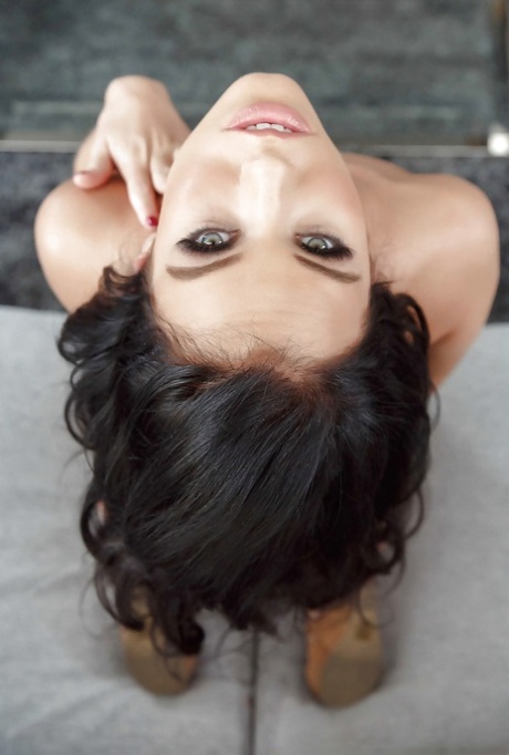 Сексуальная брюнетка Меган Рейн раскрывает свои прекрасные достоинства в премиальном соло картинка 15