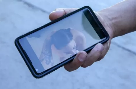 Неопытная Мелани Хикс снимает черную мини-юбку перед жестким трахом картинка 3