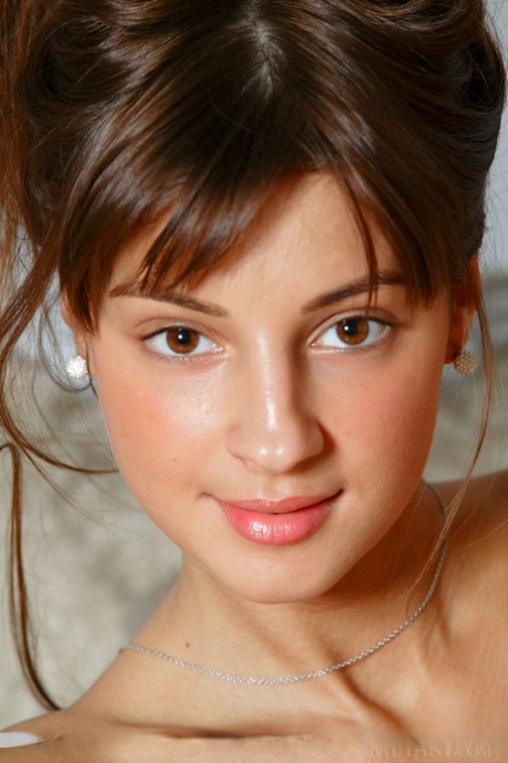 Симпатичная девушка-подросток в розовом нижнем белье Мелена раскрывает свою возбужденную киску картинка 11