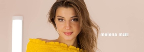 Красивая девушка снимает сексуальные трусики, чтобы раздвинуть лысые половые губки для просмотра крупным планом картинка 11