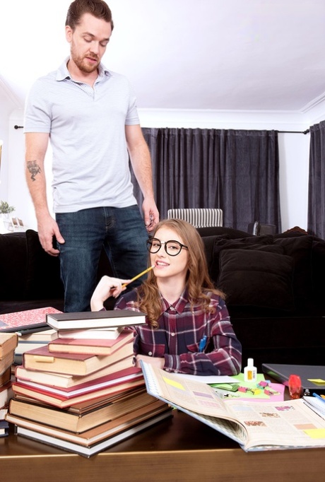 Занудная молоденькая Мелоди Маркс щупает свои упругие сиськи во время учебы картинка 9