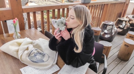 Молоденькая блондинка Мелоди Маркс занимается сексом сразу с парой симпатичных мужчин картинка 5