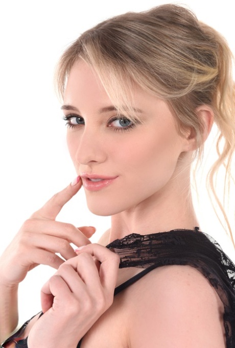 Сладкая блондинка Мелоди Маркс мастурбирует после снятия черного нижнего белья картинка 6