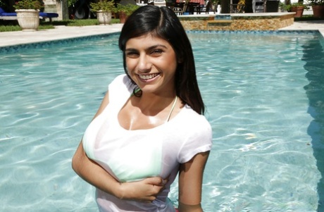 Брюнетка Миа Халифа демонстрирует свои большие сиськи в бассейне картинка 3