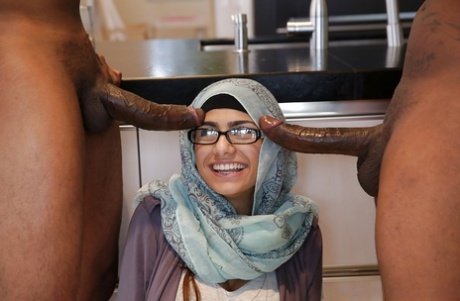 Ботаничка с большими сиськами Миа Халифа принимает на себя два члена в горячей групповухе втроем картинка 5