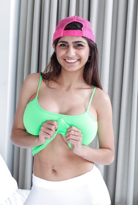 Пышногрудая красотка Миа Халифа раздвигает бритую киску после снятия штанов для йоги картинка 4