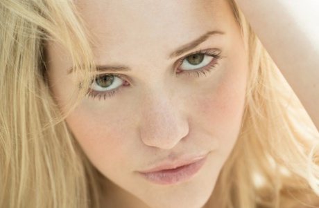 Сексуальная блондинка Миа М демонстрирует свою гибкость после того, как разделась догола картинка 7