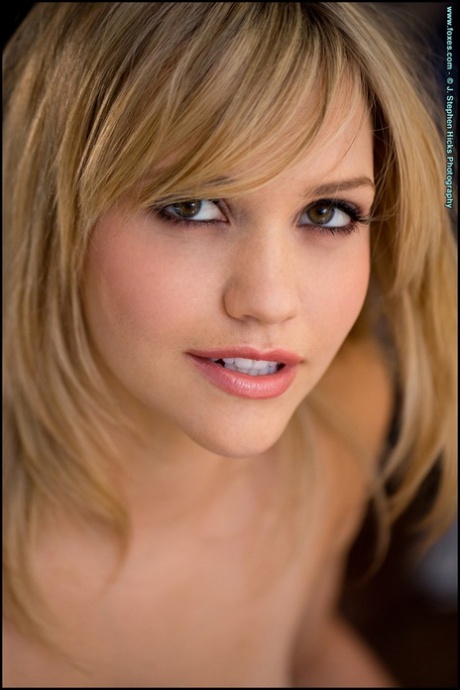 Красивая блондинка Миа Малкова соблазнительно позирует обнаженной картинка 6