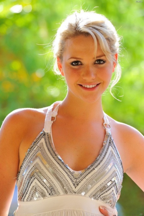 Гибкая блондинка обнажает себя на публике, прежде чем засунуть игрушку в свою пизду картинка 10