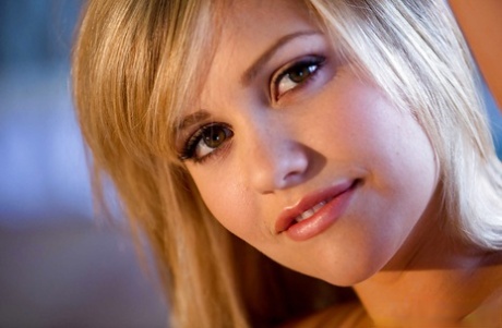 Желанная красотка-подросток с пышной попкой, снимающая свое нижнее белье картинка 14