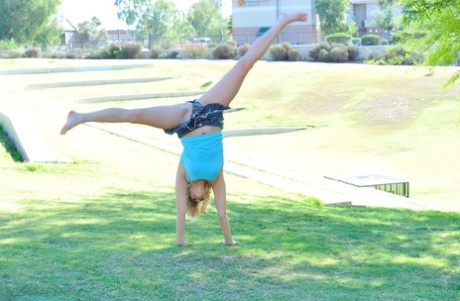 Гибкая блондинка обнажает себя на публике, прежде чем засунуть игрушку в свою пизду картинка 2