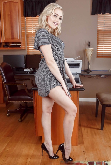 Белокурая порнозвезда Миа Малкова демонстрирует сексуальную попку, раздеваясь на столе картинка 2