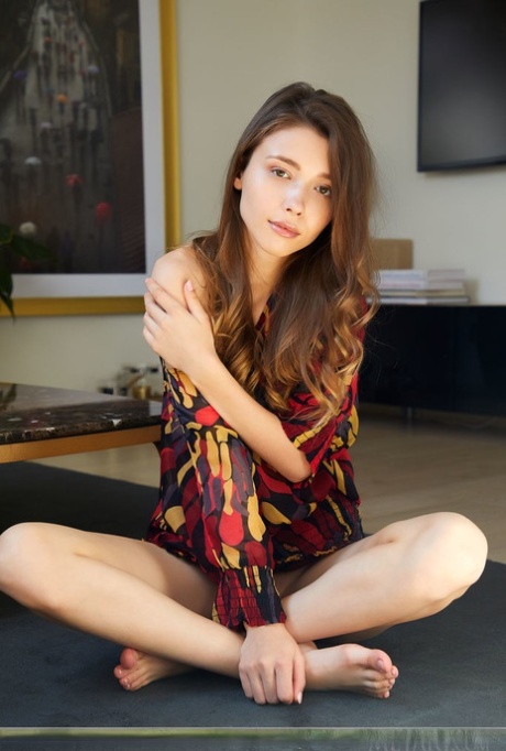 Симпатичная молоденькая Мила Азул щеголяет в юбке без трусиков, прежде чем позировать полностью обнаженной картинка 4