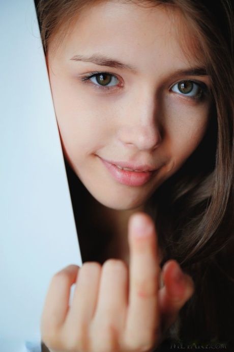 Симпатичная молодая Мила Азул снимает нижнее белье, чтобы поласкать большие сиськи и широко раздвинуть задницу картинка 3