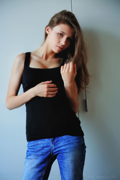 Симпатичная молодая Мила Азул снимает нижнее белье, чтобы поласкать большие сиськи и широко раздвинуть задницу картинка 2