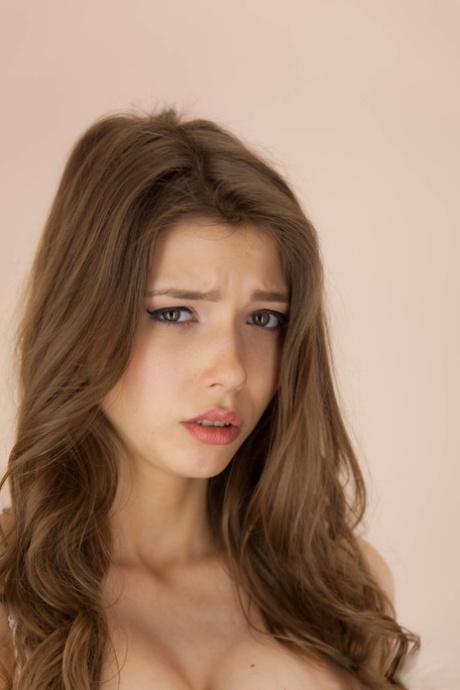 Красивая молоденькая Мила Азул трахает пальчиком свою безволосую киску на стуле картинка 5