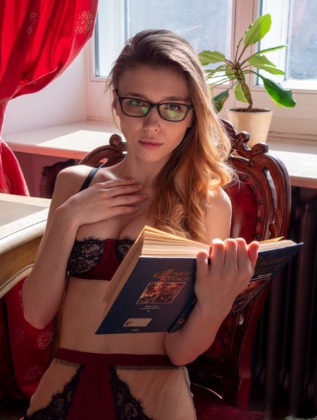 Худенькая 18-летняя Мила Азул ласкает свою полную грудь, надевая очки картинка 3