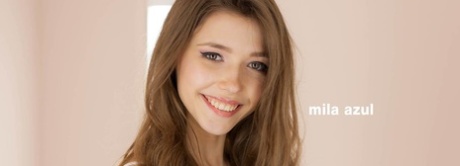 Красивая девушка раздвигает свои половые губки после того, как сняла лифчик и нижнее белье картинка 11