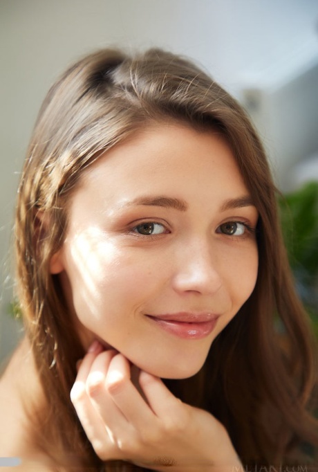 Симпатичная девушка Мила Азул уверенно позирует обнаженной во время сольного выступления картинка 3