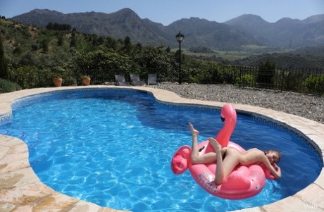 Милая девушка-подросток с большими натуральными сиськами показывает свою лысую пизду на надувном лебеде картинка 9