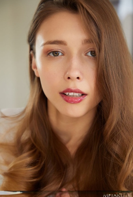 Красивая молодая модель Мила Азул полностью раздевается в столовой картинка 3