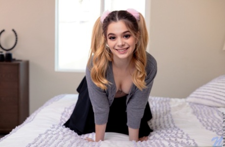 Симпатичная молодая девушка Молли мизинцем раздвигает свою киску с косичками картинка 7