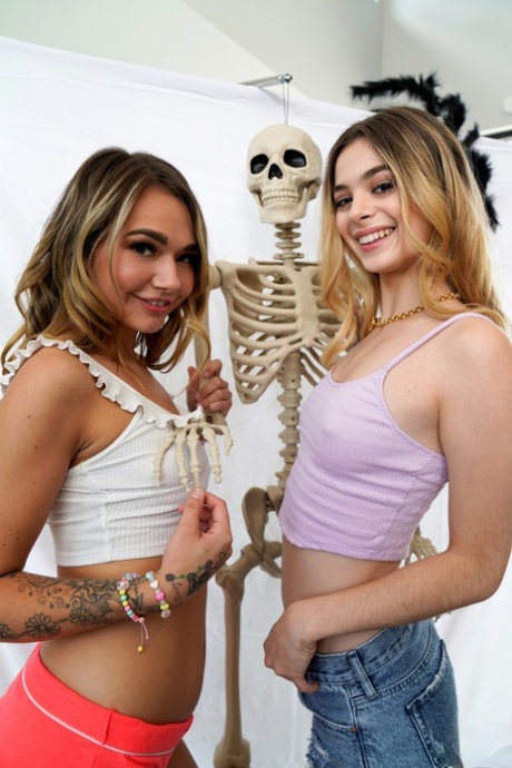 Молли Литтл и Миа Кей вовсю украшают дом к Хэллоуину, когда картинка 2