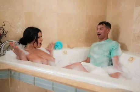 Пухленькая брюнетка с большими сиськами Мона Азар купается со своим пасынком перед сексом картинка 4