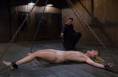 Блондинку дергают за волосы во время мастурбации в бондаже картинка 12