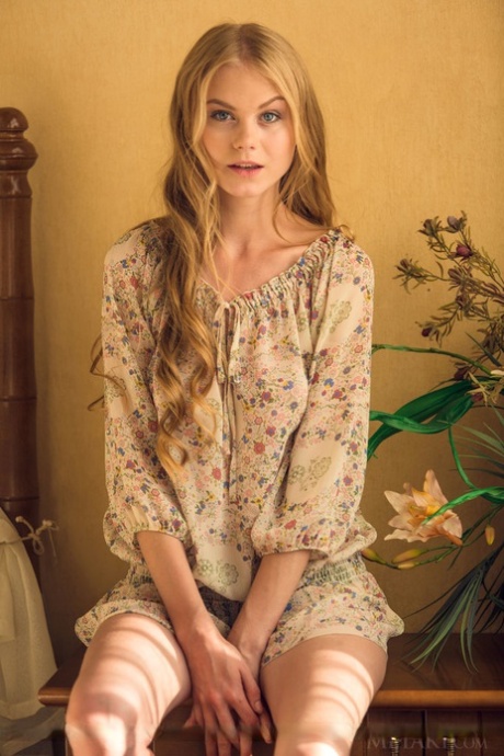 Симпатичная блондинка Нэнси А снимает свое платье в цветочек, чтобы позировать обнаженной картинка 6