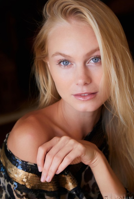 Красивая молоденькая блондинка Нэнси А полностью раздевается на Честерфилде картинка 2