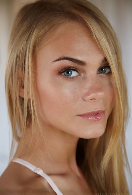 Высокая стройная блондинка Нэнси А позирует обнаженной с широко раздвинутыми длинными ногами картинка 2