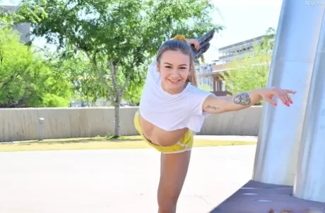 Очаровательная молоденькая Найоми освобождает свою лысую вагину и попку от махровых шортиков картинка 7