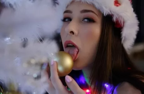 Сладкая молоденькая Ната Оушен (Nata Ocean) принимает великолепные сольные позы перед рождественской елкой картинка 4