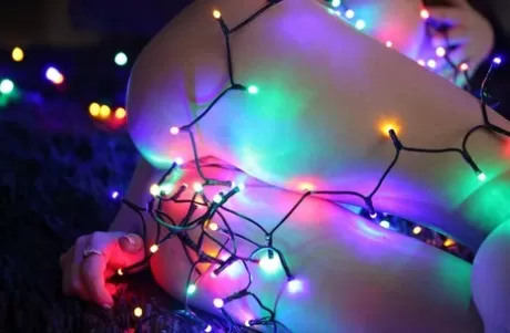 Сладкая молоденькая Ната Оушен (Nata Ocean) принимает великолепные сольные позы перед рождественской елкой картинка 11